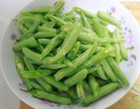 十分喜欢的刀豆炒土豆做法图解3)