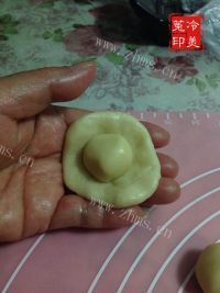 自制枣泥菊花酥做法图解9)