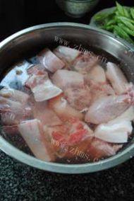 秘制鹌鹑蛋红烧肉做法图解2)