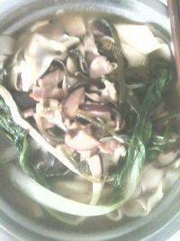 美食香菇肉丁烩面做法图解9)