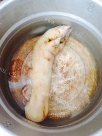 美味的花生黄豆莲藕炖猪蹄做法图解2)