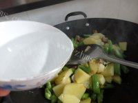 家常菜四季豆炒土豆做法图解7)