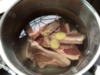 美味的红烧羊排做法图解2)