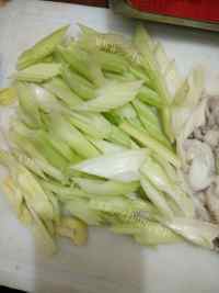 美味的鲜乌贼炒西芹做法图解2)
