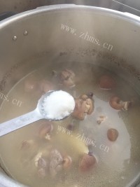 自制花生红枣猪蹄汤做法图解12)