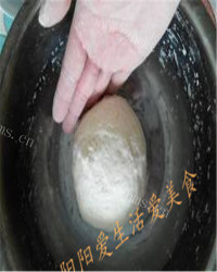 传统油盐扎碱花卷做法图解3)