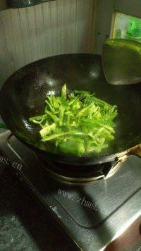 独特美味青椒炒香干做法图解3)