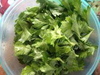 家常菜芹菜叶炒鸡蛋做法图解2)