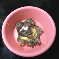 美味十足的墨鱼菌菇养生汤做法图解3)