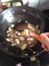 家常菜炒茄片做法图解9)