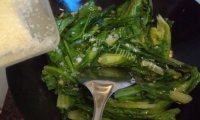 家常菜蒜茸油麦菜做法图解8)