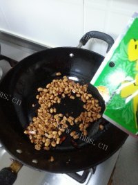 下酒菜香辣花生米做法图解10)