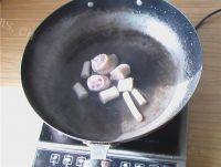 美味的萝卜玉米猪尾汤做法图解3)