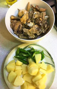香喷喷的土豆鸡块做法图解3)