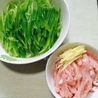 独特的莴笋炒肉丝做法图解2)