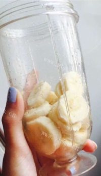 美味的自制香蕉牛奶做法图解2)