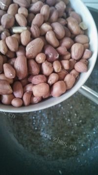 美味的苔条挂霜花生做法图解5)