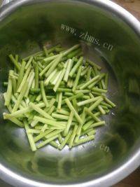 家常菜蒜台炒肉做法图解2)