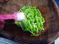 美美厨房之蒜苔回锅肉做法图解2)