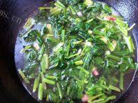 诱人的菠菜炒粉丝做法图解8)