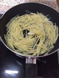 家常菜尖椒土豆丝做法图解5)