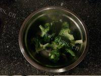 十分诱人的蒜蓉西兰花做法图解2)