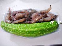 家常菜苦瓜炒虾仁做法图解1)