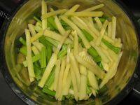 家常菜芹菜土豆条做法图解3)