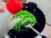 诱人的荷兰豆炒肉片做法图解7)