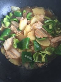 家常菜大辣椒炒土豆片做法图解5)