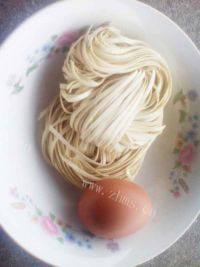 美味的鸡蛋汤面做法图解1)