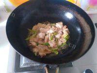 家常菜土豆片炒五花肉做法图解3)