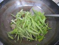 唇齿留香的芹菜炒肉做法图解5)