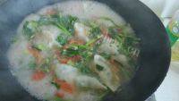 特色番茄茼蒿氽饺子做法图解6)