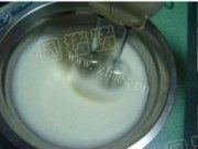 自制美味的8寸戚风蛋糕做法图解9)