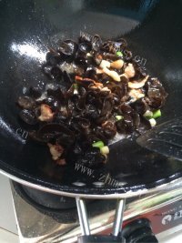家常菜木耳炒肉做法图解4)