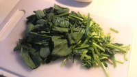 口感丰富的菠菜蛋花汤做法图解2)