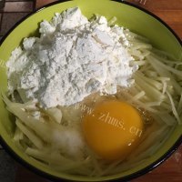 自制土豆煎饼做法图解2)