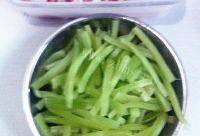 美美厨房之莴笋炒肉做法图解1)