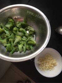 家常菜蒜香西兰花做法图解4)