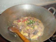 美味的土豆烧鸭肉做法图解15)