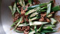 家常菜秋葵炒肉片做法图解8)