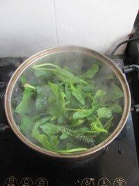 菠菜鸭血粉丝汤做法图解3)