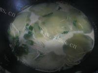 自制菠菜鸡蛋面做法图解4)