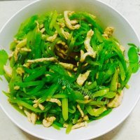 独特的莴笋炒肉丝做法图解7)