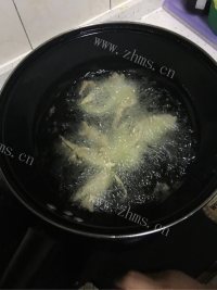 色香味浓的炸蘑菇做法图解4)