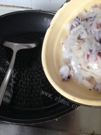 美味的韭菜炒墨鱼仔做法图解6)