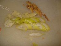 孩子爱吃牛肉炒蒜苔做法图解2)