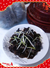 美味的凉拌葱丝木耳做法图解6)