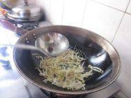 百吃不厌的豆芽炒豆腐做法图解6)